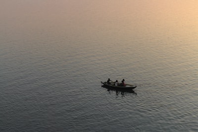 黄金时段，三人坐在被水包围的船上